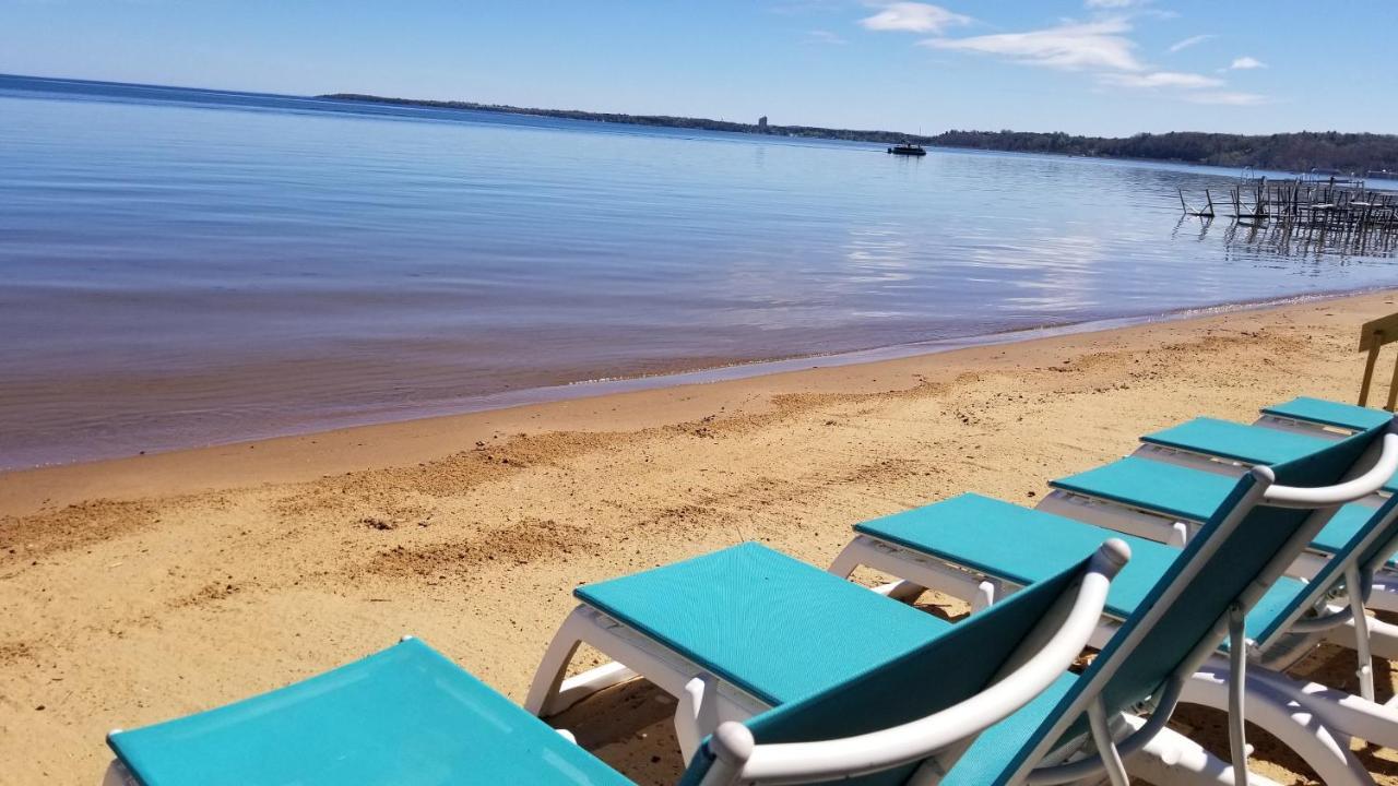 Brio Beach Inn Траверс-Сіті Екстер'єр фото