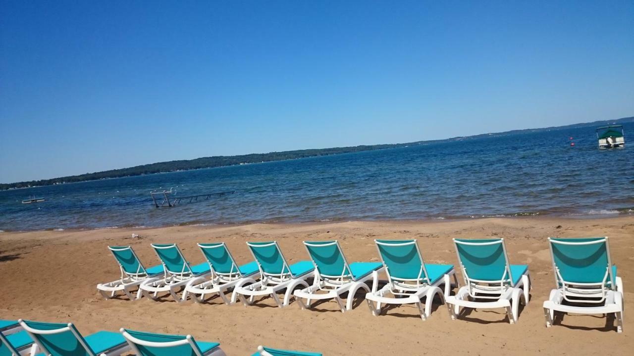 Brio Beach Inn Траверс-Сіті Екстер'єр фото